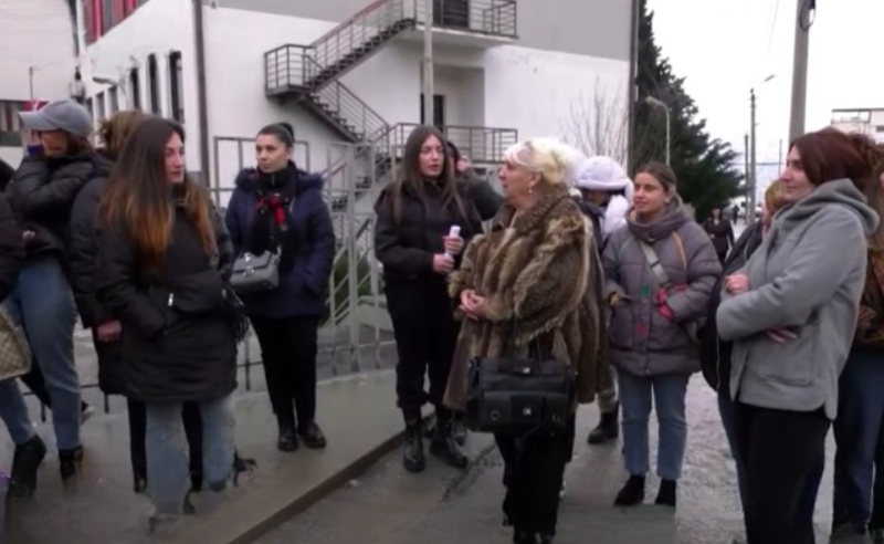 "ვითხოვთ ალტერნატიულ შენობას" - 89-ე საჯარო სკოლის მოსწავლეების მშობლების პროტესტი გრძელდება 