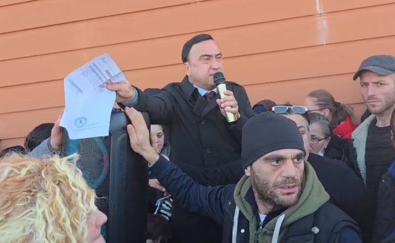 პროტესტი ბათუმში - ღია ცის ქვეშ დარჩენილები თავშესაფარს ითხოვენ 