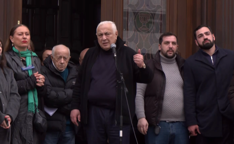 სტუ-ს რექტორი არ პასუხობს სტუდენტების კითხვას - "კარგია თუ ცუდი 2 უნივერსიტეტის გაერთიანება"