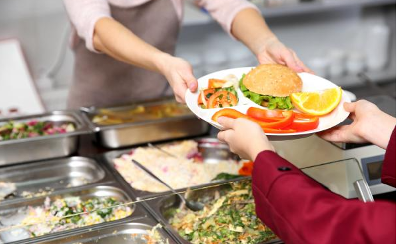 "რთული და მაღალბიუჯეტიანი საკითხია" - მინისტრის მოადგილე სკოლებში უფასო კვებასთან დაკავშირებით დასმულ კითხვას პასუხობს