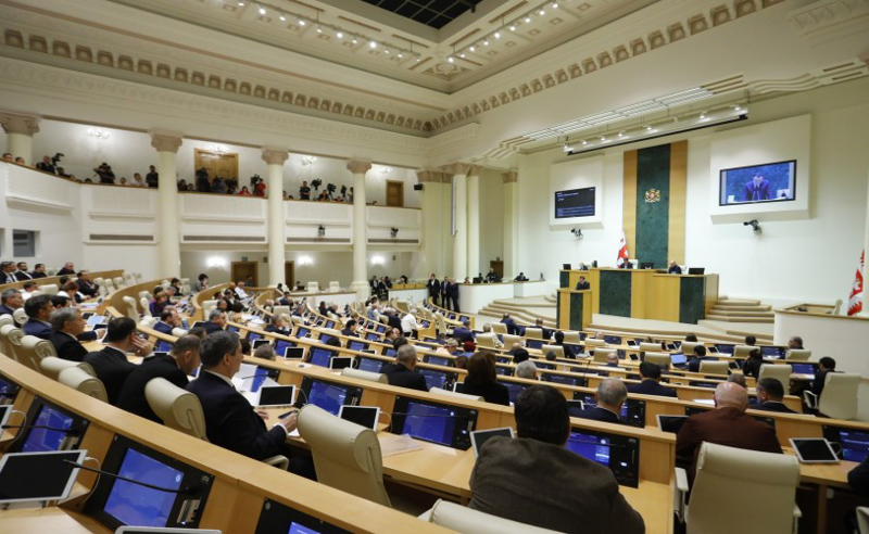 82 მომხრე, 10 წინააღმდეგი - პარლამენტმა გრანტების კანონს I მოსმენით მხარი დაუჭირა