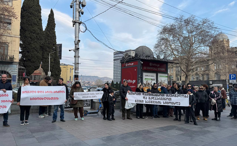 "ვითხოვთ წამალს შვილების გადასარჩენად" - დიუშენის კუნთოვანი დისტროფიით დაავადებული ბავშვების მშობლების მარში თბილისში