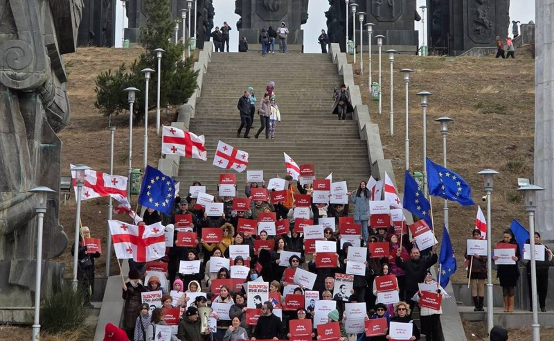 “მადლობა რეჟიმის ტყვეებს, ისტორიული ბრძოლისთვის“ - პატიმრების ოჯახის წევრებმა და მხარდამჭერებმა აქცია გამართეს