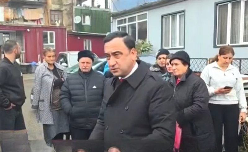 აქცია ბათუმში - ავარიული სახლის მცხოვრებლები დახმარებას ითხოვენ 