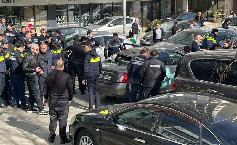 ხელჩართული ჩხუბი სასამართლოსთან - ჯანგველაძის და მიქაძეების მხარდამჭერები ერთმანეთს ისევ დაუპირისპირდნენ