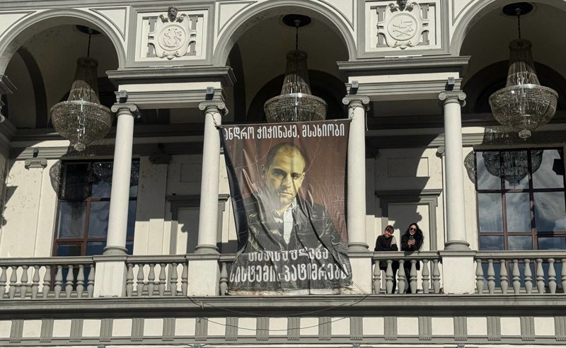 "ახალი თეატრის" მსახიობები მოითხოვენ, არ ჩამოიხსნას ანდრო ჭიჭინაძის ბანერი თეატრის ფასადიდან