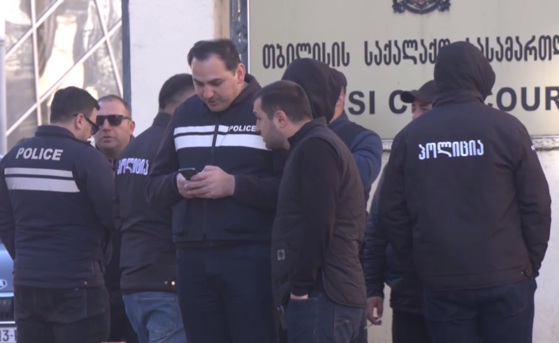 სასამართლოში უსაფრთხოების განსაკუთრებული ზომებია ამოქმედებული - პერიმეტრს კრიმინალური პოლიცია აკონტროლებს