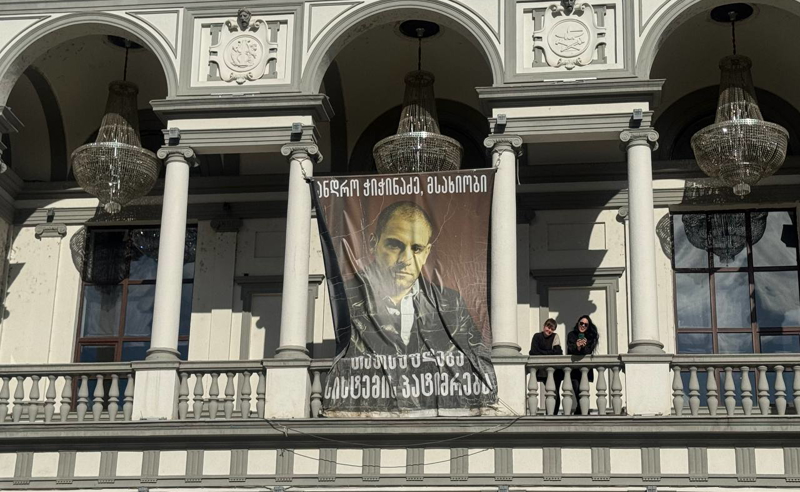 "ოცნება" სიმბოლოებსაც კი ებრძვის - მსახიობები ანდრო ჭიჭინაძის ბანერზე
