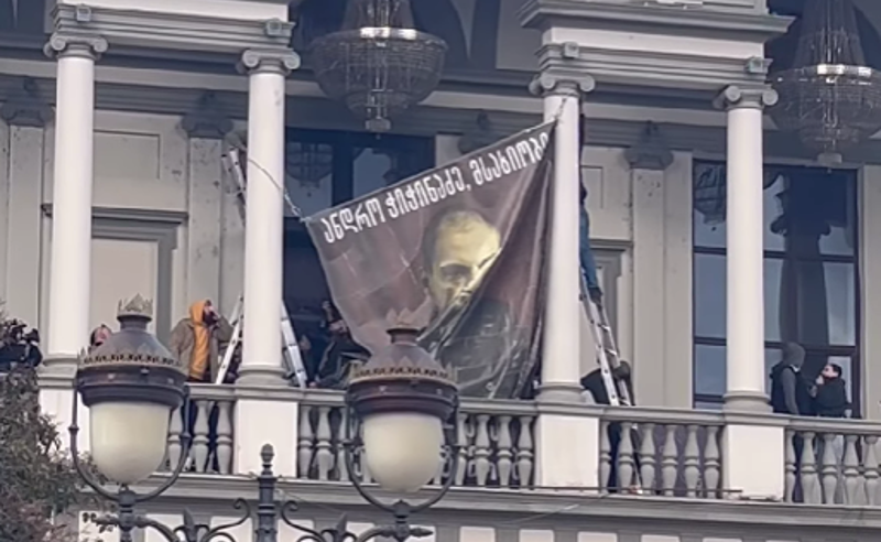 "დავიცავთ ანდროს და ჩვენი თეატრის სინდისს" - ახალ თეატრში მსახიობები შეიკრიბნენ 