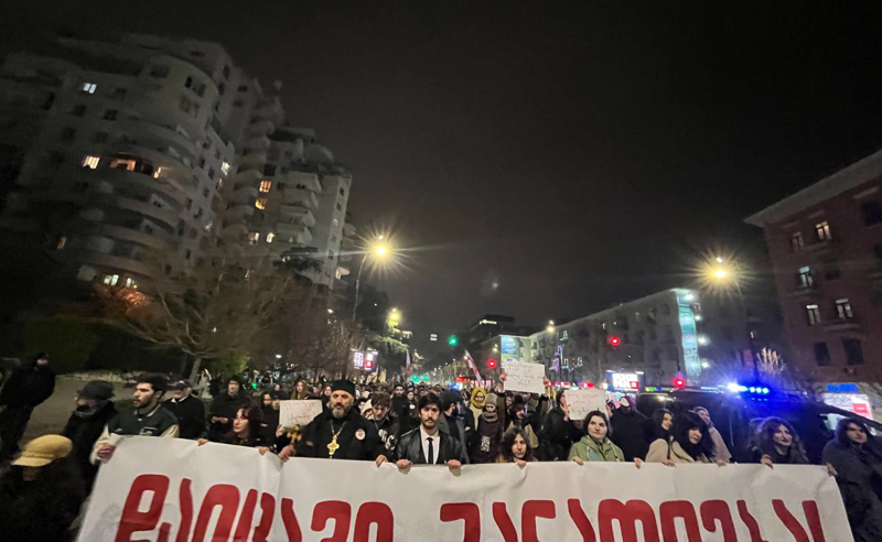 "დაიცავი განათლება" - აქციის მონაწილეები მსვლელობით E კორპუსისკენ მიემართებიან 