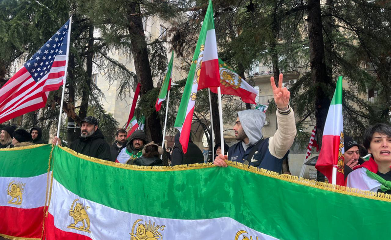 ირანის საელჩოსთან საქართველოში მცხოვრები ირანელები   აიათოლების რეჟიმზე დარტყმას აღნიშნავენ