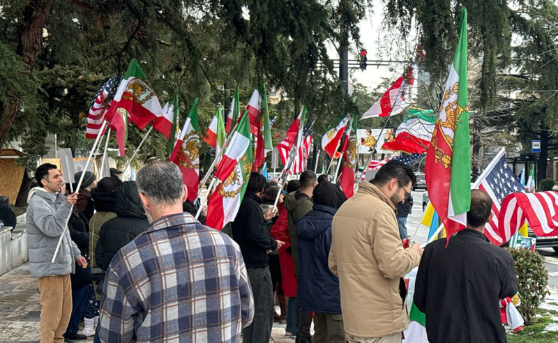"მადლობა ტრამპს და ნეთანიაჰუს!" - თბილისში ირანის საელჩოსთან ემიგრანტები ზეიმობენ