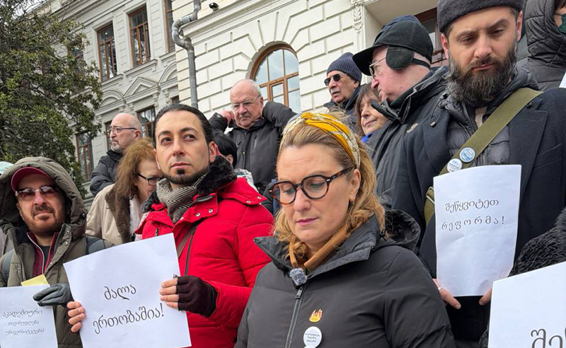 "მოვითხოვთ, შეწყდეს რეფორმა და აღუდგეთ უნივერსიტეტებს ინსტიტუციური ავტონომია” -  პროტესტი თსუ-ს ეზოში 