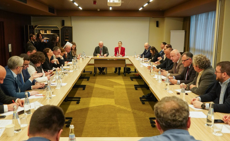  ოპოზიციური ალიანსის პირველი შეხვედრის პარალელურად, განცხადებები კეთდება "ოცნებაში"