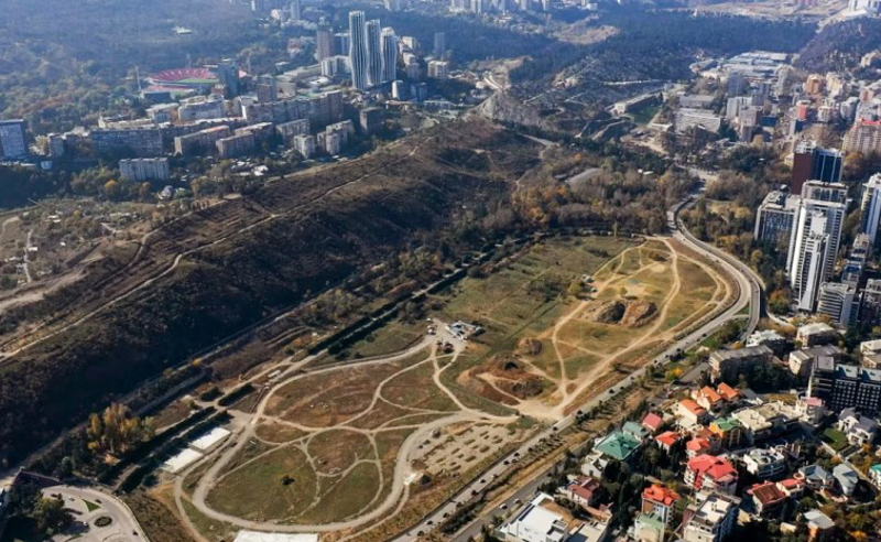სად არის “ქართუს“ დაპირებული თბილისის ცენტრალური პარკი - ტერიტორიაზე მოწყობის სამუშაოების კვალი ისევ არ ჩანს