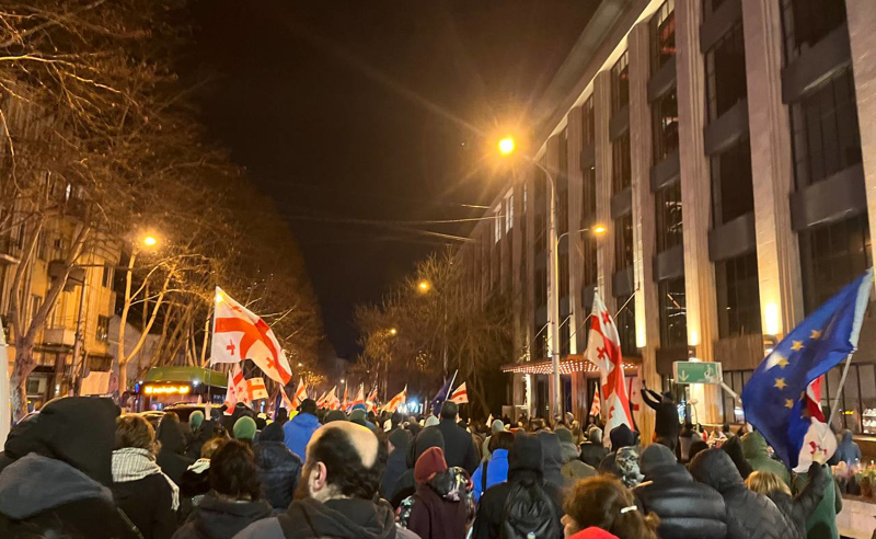„ძალა ერთობაშია“ - პარლამენტისკენ საპროტესტო მსვლელობა იმართება,  მარშს სალომე ზურაბიშვილი შეუერთდა