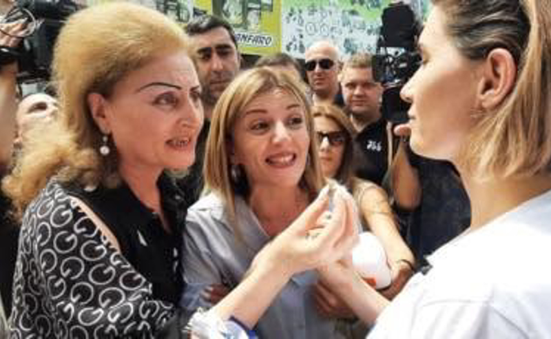 "ოცნების" მხარდამჭერები კორუფციის ბრალდებით დააკავეს - ოპოზიცია მაღალჩინოსნების პასუხისმგებლობაზე მიუთითებს