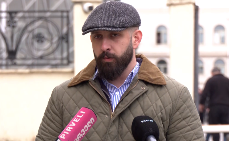 მოწმემ თქვა, რამდენიმე თვეა გასული და ამდენი ხნის შემდეგ კლასელსაც ვერ ვიცნობო - სასახლის ღობის საქმეზე დაკავებულის ადვოკატი 