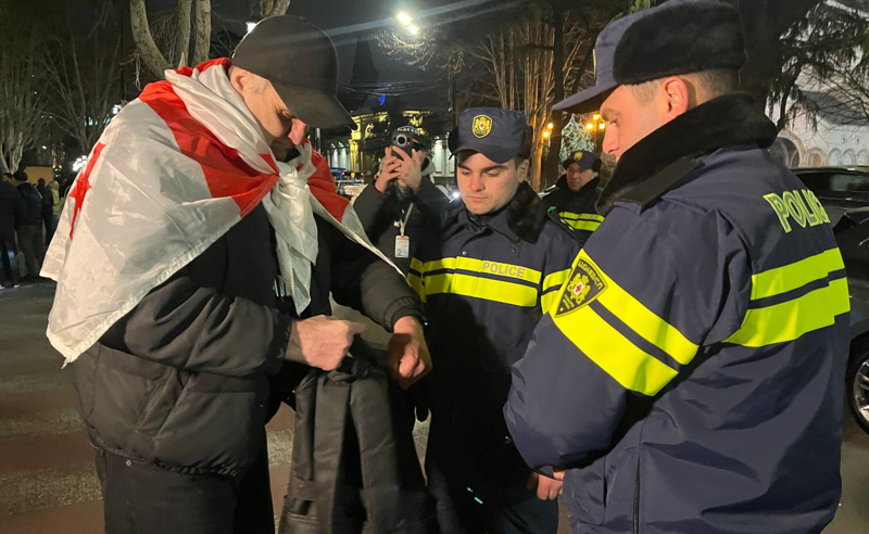 რუსთაველზე პოლიციელებმა მოქალაქეები გაჩხრიკეს