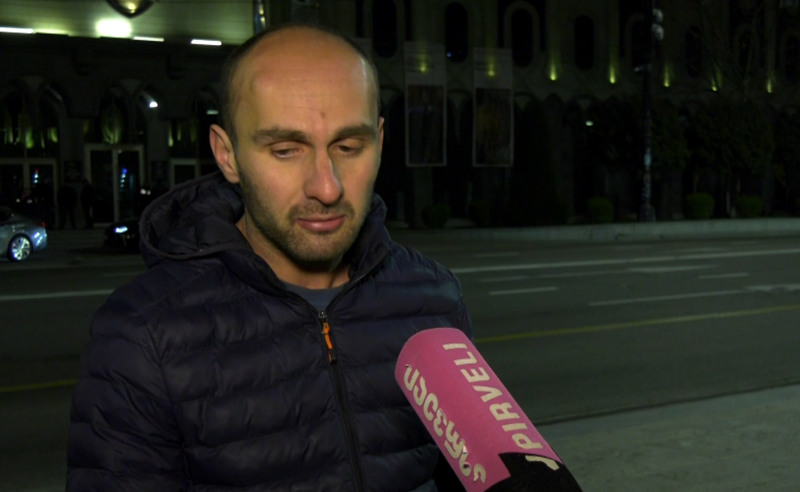 სანდრო მამაგულაშვილის თქმით, პროტესტში მონაწილეობის გამო, მეზობლები ფიზიკურად უსწორდებიან
