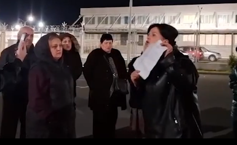 თუ ჩემს შვილს ციხეში აწამებენ, თუ ადმინისტრაცია მას არ მანახებს, აქ დავიწვავ თავს - ლაითურის ციხის პატიმრის დედა 
