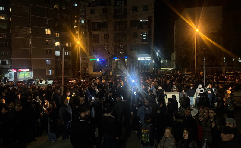 კლინიკასთან, სადაც საქართველოს კათოლიკოს პატრიარქი გარდაიცვალა, ხალხი იკრიბება 