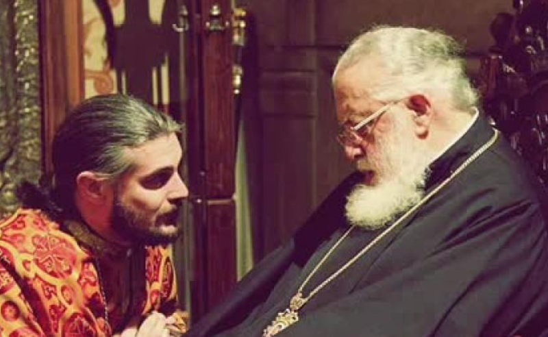 უწმინდესი ჩვენი ქვეყნის სიყვარულში ჩამოდნა - მამა შალვა პატრიარქს ემშვიდობება 