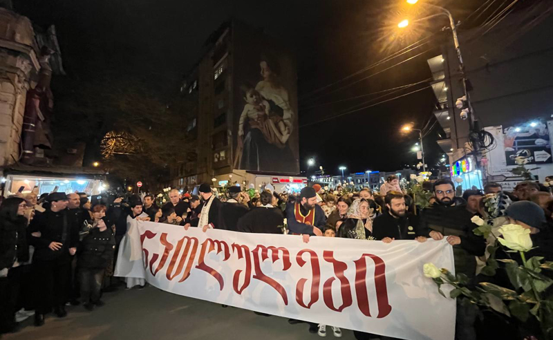 პატრიარქის ნათლულები თბილისის ქუჩებში მსვლელობას მართავენ და სამების საკათედრო ტაძრისკენ მიემართებიან