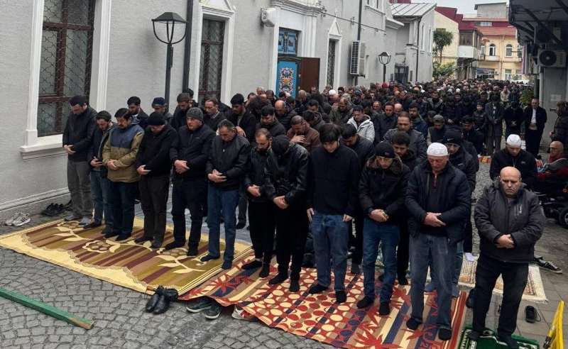 მუფთის სამძიმარი პატრიარქის გარდაცვალების გამო - მუსლიმმა მრევლმა ბათუმში ბაირამის ლოცვა აღავლინა