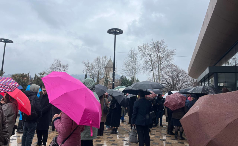 აკადემიური სფეროს წარმომადგენლები პატრიარქისთვის პატივის მისაგებად სამებაში მსვლელობით მივლენ
