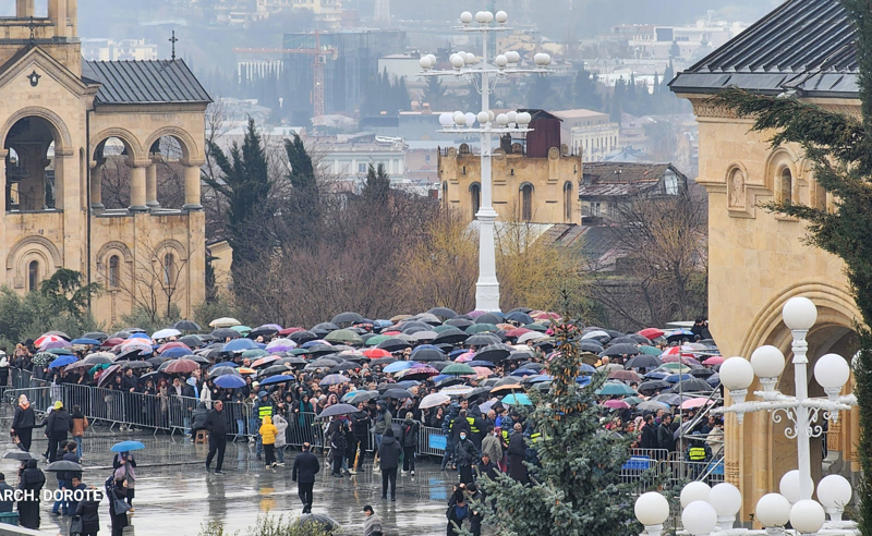 მრევლის უსასრულო რიგი სამების ტაძართან - პატრიარქის სამოქალაქო პანაშვიდზე ხალხის ნაკადი არ წყდება