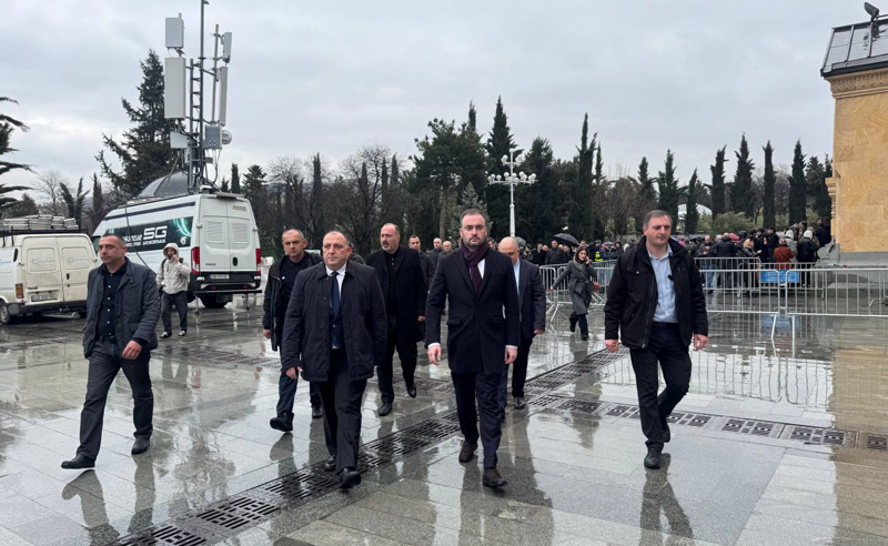 სამების ტაძარში გენერალურმა პროკურორი თანამშრომლებთან ერთად მივიდა