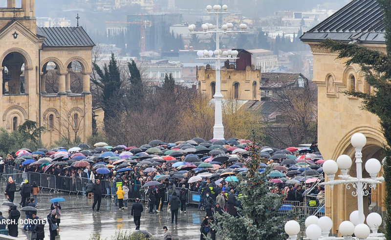 სამების ტაძართან ხალხის ნაკადი არ წყდება - საქართველო ილია მეორეს ემშვიდობება