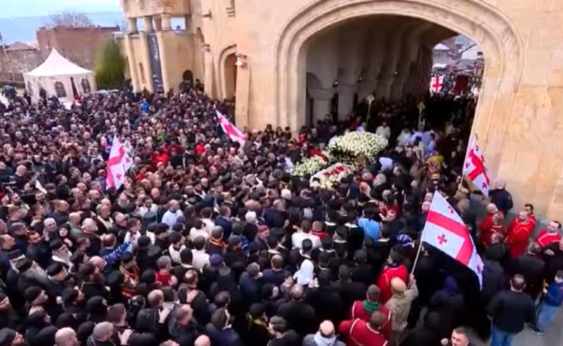 „გვიყვარხარ პატრიარქო“ - ილია მეორე სამების საკათედრო ტაძრიდან ტაშის ფონზე გამოასვენეს