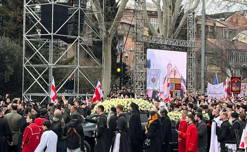 საქართველოს კათოლიკოს პატრიარქის სამგლოვიარო პროცესია სიონის ტაძართან მივიდა