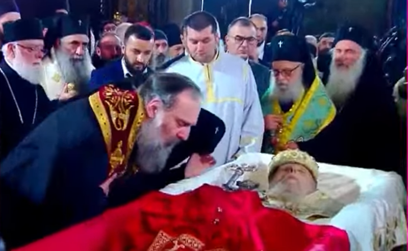 გალობის, ცრემლებისა და ტაშის ფონზე სიონის ტაძარში ილია II-ს ემშვიდობებიან