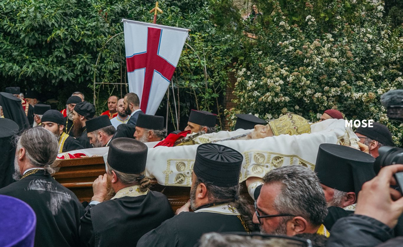 "მადლობა, პატრიარქო!" - ტაშის, ცრემლების და გალობის ფონზე ილია II უკანასკნელ გზაზე გააცილეს