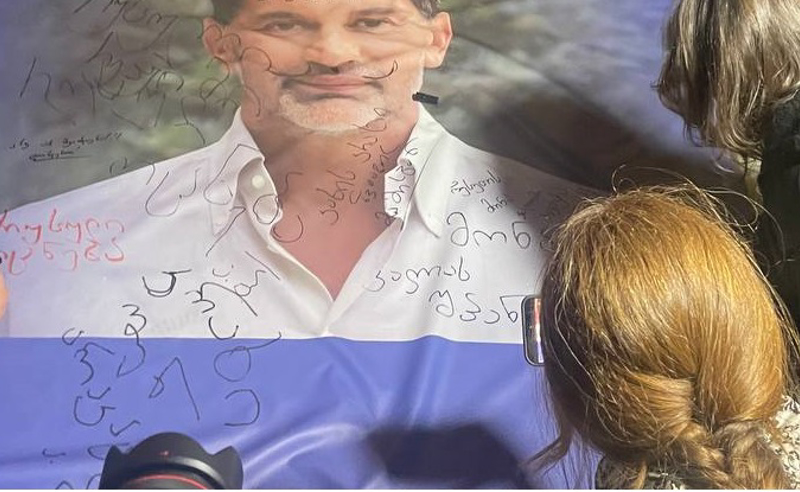 პარლამენტთან აქციის მონაწილეებმა კალაძის საარჩევნო ბანერი მიიტანეს და მასზე წარწერებს ტოვებენ