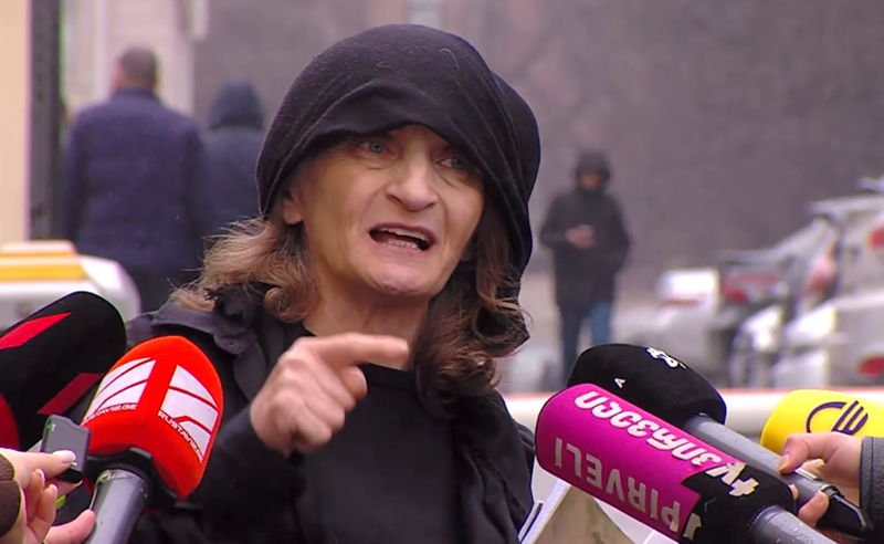 მკვლელებს ჩემი მოსმენა მოუწევთ - მოკლული მასწავლებლის დედა სასამართლოში მივიდა 
