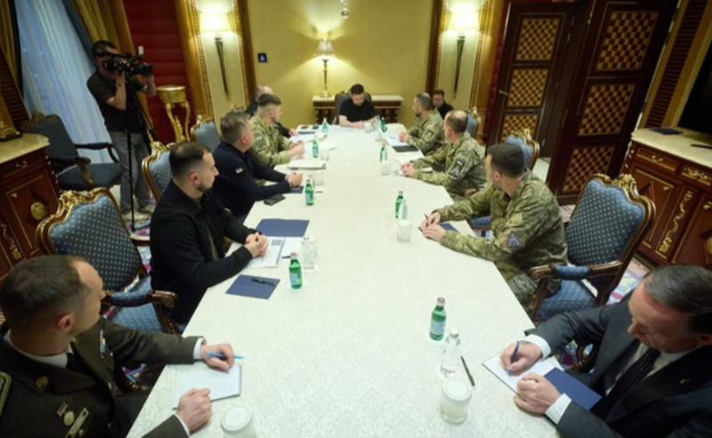ზელენსკი საუდის არაბეთში უკრაინელ სამხედრო ექსპერტებს შეხვდა