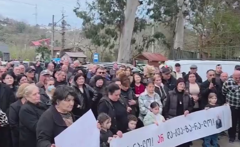 პროტესტი ქობულეთში - ადგილობრივები საცხოვრებელი ფართების გადაცემას ითხოვენ