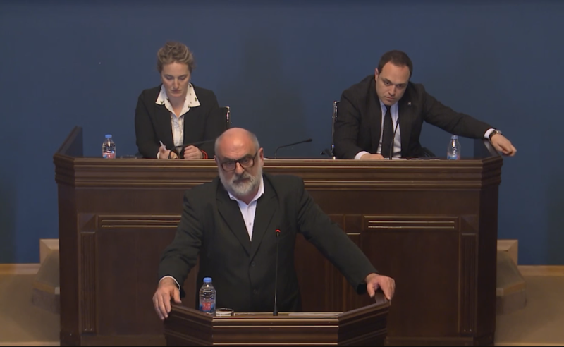 თეატრალური უნივერსიტეტის რექტორს სახელოვნებო სფეროს წარმომადგენლები და სტუდენტები პასუხობენ