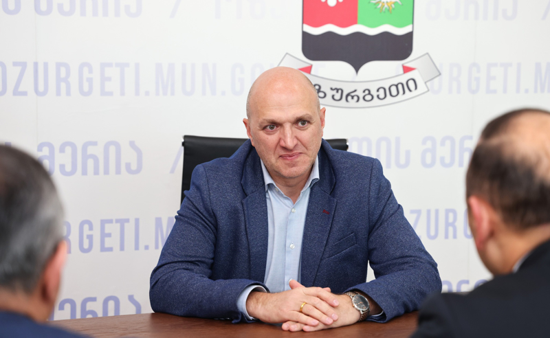 ნათესავები, მეგობრები და მეგობრების ცოლები - ოპოზიცია ოზურგეთის მერს ნეპოტიზმში ამხელს