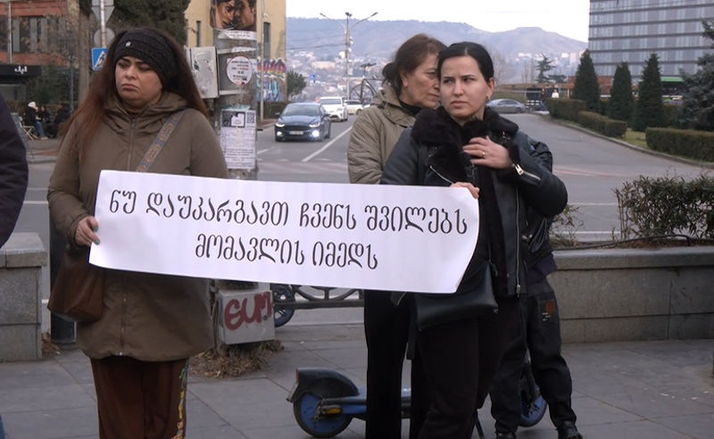 “მივიღეთ მითითება“ - შსს დიუშენით დაავადებული ბავშვების მშობლებს კარვების გაშლის უფლებას არ აძლევს