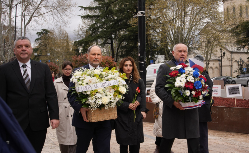 პაველ ჰერჩინსკიმ 9 აპრილს დაღუპულთა ხსოვნას პატივი მიაგო - "მადლობა" სკანდირებდნენ მემორიალთან შეკრებილები