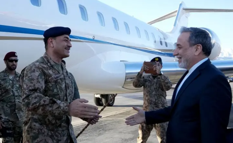 პაკისტანის დელეგაცია, რომელიც ომის დასრულების მოლაპარაკებებში შუამავლის როლს ასრულებს, თეირანში ჩავიდა