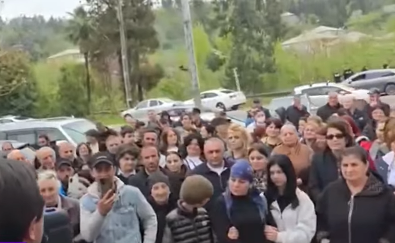 პროტესტი ქობულეთში - უსახლკაროდ დარჩენილები საცხოვრებელი ფართების გამოყოფას ითხოვენ
