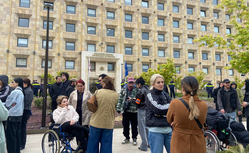 დიუშენის დისტროფიით დაავადებული ბავშვების მშობლები მთავრობის ადმინისტრაციასთან ღამეს გაათენებენ