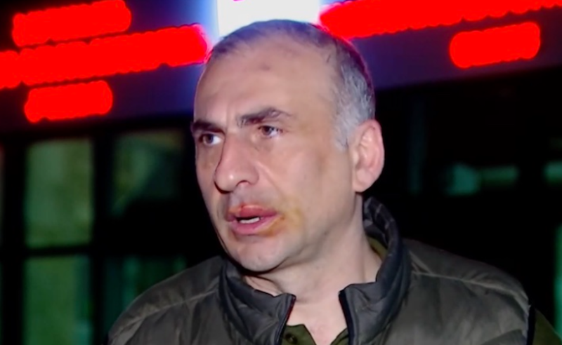 ელისაშვილი ასახელებს პოლიციელს, რომელმაც, მისი თქმით, ცემის შემდეგ შუამავლები მიუგზავნა - "სუფრას ვიკისრებო" 