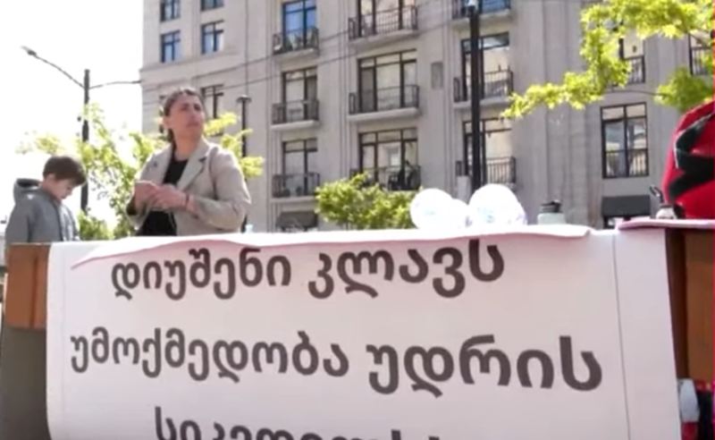პროტესტის მე-6 დღე კანცელარიასთან - პოლიცია მშობლებს ადგილზე პლედების შეტანის უფლებას არ აძლევდა 